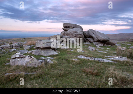 Le coucher du soleil le Rowtor Dartmoor National Park Devon Uk Banque D'Images