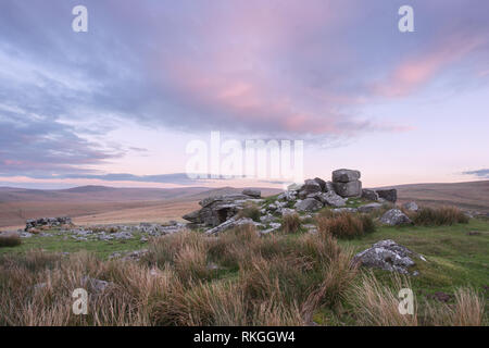 Le coucher du soleil le Rowtor Dartmoor National Park Devon Uk Banque D'Images