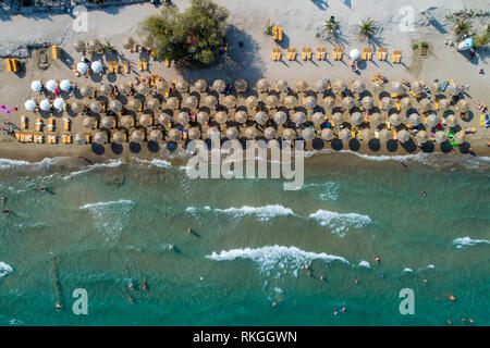 Vue de dessus de la plage de Tolo ou 'Psili Ammos' est à partir de sites touristiques les plus populaires d'Argolide, dans le Péloponnèse, Grèce Banque D'Images