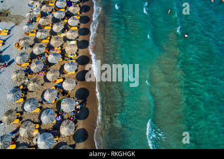 Vue de dessus de la plage de Tolo ou 'Psili Ammos' est à partir de sites touristiques les plus populaires d'Argolide, dans le Péloponnèse, Grèce Banque D'Images