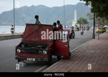 Voiture en panne, avec la famille sur l'avenue da Portugal par la plage, Dili, Timor oriental Banque D'Images