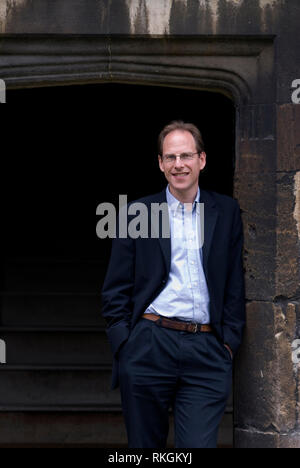 Le professeur Simon Baron-Cohen photographié dans la grande cour du Trinity College de Cambridge pour le journal indépendant. C'est un expert en psychopathologie et de l'autisme ainsi qu'un cousin de l'acteur Ali G. COPYRIGHT PHOTOGRAPHIE PAR BRIAN HARRIS © 2008 07808-579804 Banque D'Images