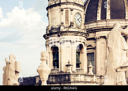 Les dômes de la cathédrale dédiée à Sainte Agathe. Du point de vue de la ville de Catane, Sicile, Italie Banque D'Images