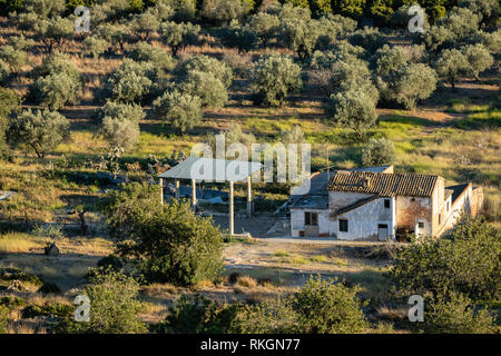 Abandonné orange farm house en espagnol aeria rural Banque D'Images