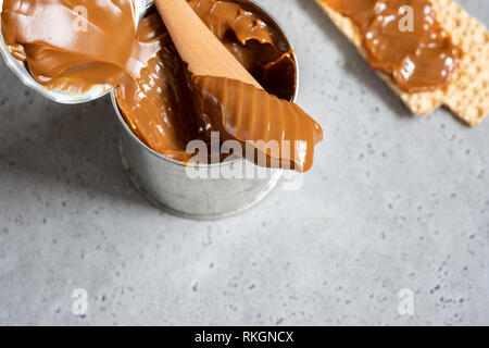 Dulce de leche dans un peut Banque D'Images