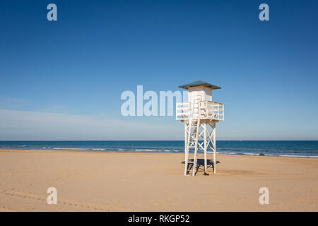 Lifeguard watch tower sur plage vide. Banque D'Images