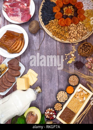 Les aliments avec le zinc minéral sur une table en bois. Top View copy space Banque D'Images