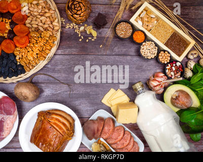 Les aliments avec le zinc minéral sur une table en bois. Top View copy space Banque D'Images