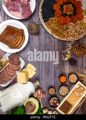 Les aliments avec le zinc minéral sur une table en bois. Top View copy space Banque D'Images