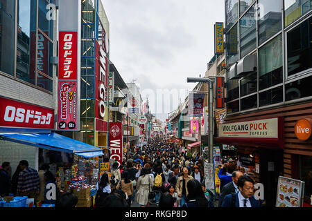 Grande foule de gens marchant dans la rue principale (Takeshita Dori) à Harajuku, Tokyo, Japon. Banque D'Images