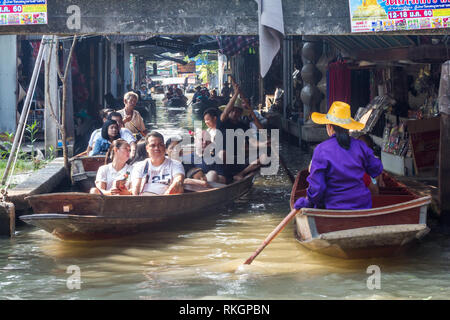 Damnoen Saduak, Thaïlande - 4 mars 2017 : les touristes en bateaux. Le marché flottant est une destination touristique très atrraction Banque D'Images