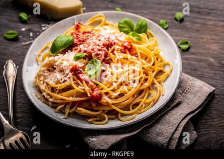 Appétissant délicieux spaghetti classique des pâtes avec sauce tomate, parmesan et basilic frais, vue d'en haut Banque D'Images