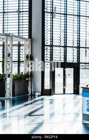Hall de l'aéroport moderne avec de grandes fenêtres et d'entrée. Concept de l'aéroport de contemporain. Banque D'Images