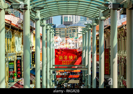 Singapour / Singapour - 10 Février 2019 : Chinatown district tourisme Nouvelle Année lunaire chinoise fête décorations colorées de la rue pendant la journée Banque D'Images