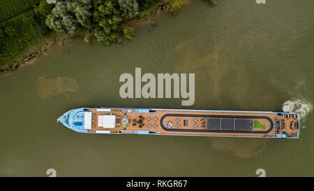 Vue aérienne de haut en bas du bateau touristique sur garonne, vignoble de Bordeaux, Gironde, Banque D'Images