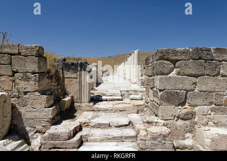 Entrée de la côté ouest Stoa (portique) de la fin de l'Agora romaine, Tripoli sur le méandre, Yenicekent, Turquie. Banque D'Images