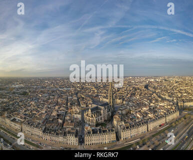 Vue aérienne de Bordeaux, l'église Saint Michel et Garonne, filmé par drone, France Banque D'Images