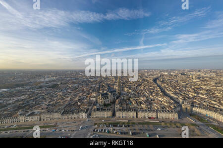 Vue aérienne de Bordeaux, l'église Saint Michel et Garonne, filmé par drone, France Banque D'Images