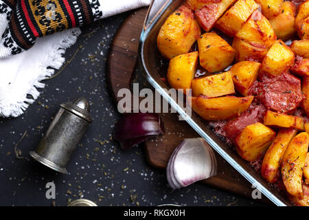 Les pommes de terre cuites au four avec des épices et du jus de tomate. Croûte frit, Close up, selective focus Banque D'Images