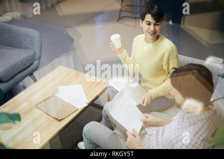Jeunes collègues discuter contrat Banque D'Images