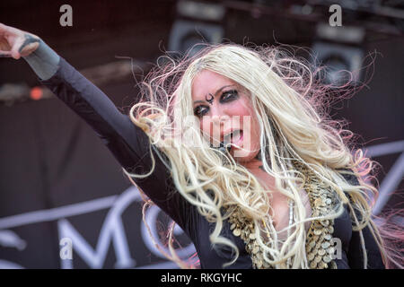 La Suède, Solvesborg - 07 juin, 2018. Le groupe de heavy metal américain en ce moment effectue un concert live au cours de la fête de la musique suédoise Sweden Rock Festival 2018. Ici la chanteuse Maria Brink est vu sur scène. (Photo crédit : Gonzales Photo - Terje Dokken). Banque D'Images