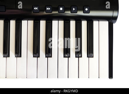 Clavier de piano avec des touches de noir et blanc isolé sur fond blanc Vue de face photo verticale close up Banque D'Images