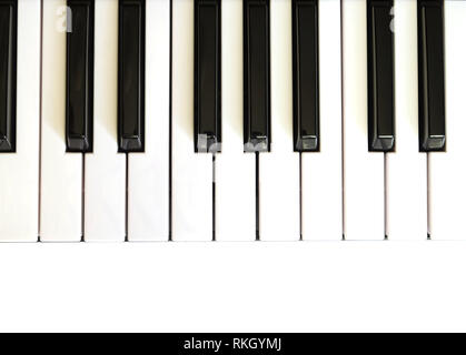 Clavier de piano avec des touches de noir et blanc isolé sur fond blanc haut voir photo close up Banque D'Images