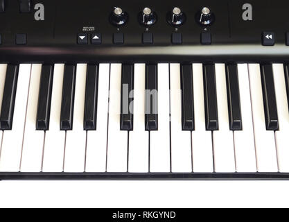 Clavier de piano avec des touches de noir et blanc isolé sur fond blanc Vue de face photo verticale close up Banque D'Images