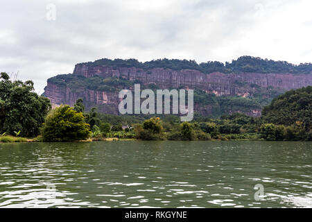 Aperçu de la célèbre montagne de Danxia, Guangdong, Chine Banque D'Images