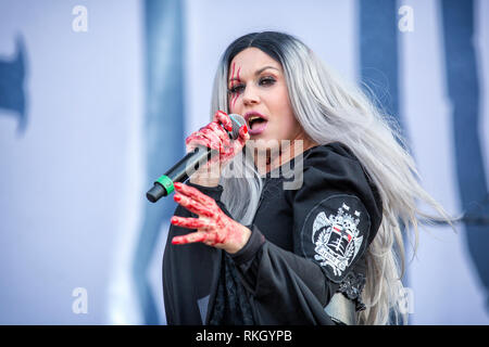 La Suède, Solvesborg - 8 juin 2018. Matal gothique italien Lacuna Coil bande effectue un concert live au cours de la fête de la musique suédoise Sweden Rock Festival 2018. La chanteuse Cristina Scabbia ici est vu sur scène. (Photo crédit : Gonzales Photo - Terje Dokken). Banque D'Images