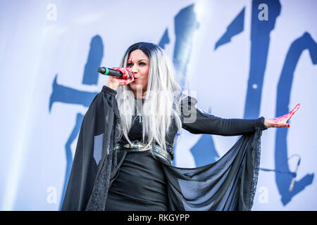 La Suède, Solvesborg - 8 juin 2018. Matal gothique italien Lacuna Coil bande effectue un concert live au cours de la fête de la musique suédoise Sweden Rock Festival 2018. La chanteuse Cristina Scabbia ici est vu sur scène. (Photo crédit : Gonzales Photo - Terje Dokken). Banque D'Images