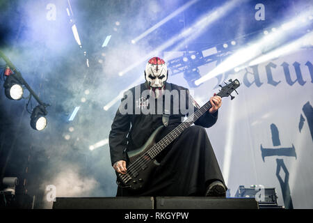 La Suède, Solvesborg - 8 juin 2018. Matal gothique italien Lacuna Coil bande effectue un concert live au cours de la fête de la musique suédoise Sweden Rock Festival 2018. Ici bassiste Marco Coti Zelati est vu sur scène. (Photo crédit : Gonzales Photo - Terje Dokken). Banque D'Images