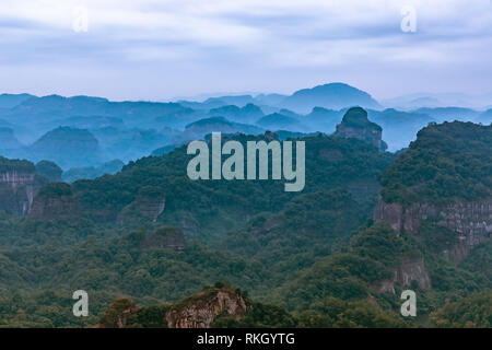 Aperçu de la célèbre montagne de Danxia, Guangdong, Chine Banque D'Images