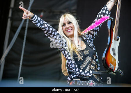 La Suède, Solvesborg - 8 juin 2018. Le groupe de rock américain Vixen effectue un concert live au cours de la fête de la musique suédoise Sweden Rock Festival 2018. Ici bassiste Partager Ross est vu sur scène. (Photo crédit : Gonzales Photo - Terje Dokken). Banque D'Images