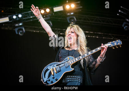 La Suède, Solvesborg - 8 juin 2018. Le groupe de rock américain Vixen effectue un concert live au cours de la fête de la musique suédoise Sweden Rock Festival 2018. Ici la chanteuse Janet Gardner est vu sur scène. (Photo crédit : Gonzales Photo - Terje Dokken). Banque D'Images