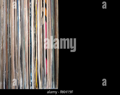 Pile de nombreux vinyles debout près de ancienne couleur couvre sur le côté gauche sur la photo sur fond noir studio shot Vue de face closeup Banque D'Images