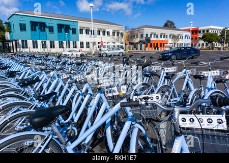10 février 2019 Menlo Park / CA / USA - Bicyclettes garées en face de l'Facebook du campus principal dans la Silicon Valley, San Francisco bay area Banque D'Images