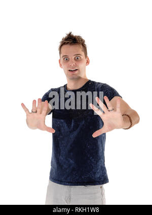 Un jeune homme debout de face tenant ses mains et disent non je n'aime pas cela, isolée pour fond blanc Banque D'Images