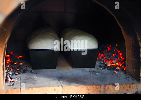 Deux pains faits à la main par cuisson dans four à pain traditionnel Banque D'Images
