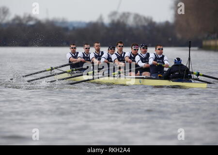 Le 159e University Boat Race entre Oxford et Cambridge University, Putney à Mortlake 2013, parrainé par la BNY Mellon. 31 mars 2013 --- Image par © Paul Cunningham Oxford Bleu Bateau : Arc : Patrick Close, 2 : Geordie Macleod, 3 : Alex Davidson, 4 : Sam O'Connor ; 5 : Paul Bennett, 6 : Karl Hudspith, 7 : Constantine Louloudis, Course : Malcolm Howard, Cox : Oskar Zorrilla. Cambridge Bleu Bateau : Bow : Grant Wilson, 2 : Milan Bruncvik, 3 : Alex Fleming, 4 : Ty Otto, 5 : George Nash, 6 : Steve Dudek, 7 : Alex Scharp, Course : Niles Garratt, Cox : Henry Fieldman Banque D'Images