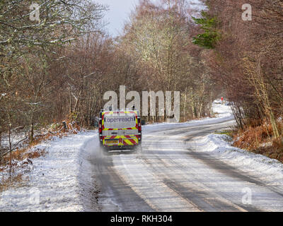 BT Openreach van sur la route A831 en hiver lorsqu'elle est partiellement recouvert de neige, Glen Urquhart, Highland, en Écosse. Banque D'Images