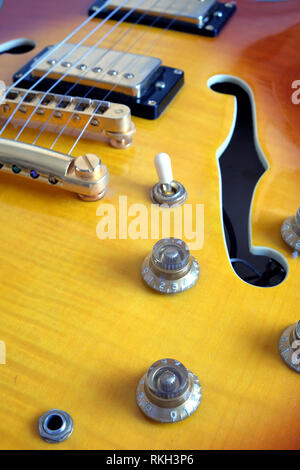 Partie de vintage semi-hollow body guitares électriques avec micros, l'électronique et les boutons accessoires métalliques closeup Banque D'Images