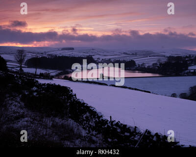 Haworth Cemetery près de Stanbury dans le West Yorkshire, au coucher du soleil en hiver avec la neige et pas de personnes Banque D'Images