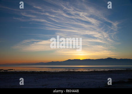 Magnifique coucher de soleil avec nuages filandreux et montagnes à la Salton Sea en Californie, Côte-Nord Banque D'Images