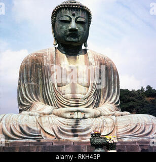 Années 1960, une vue sur le Grand Bouddha (Daibutsu) à Tailzan Shojosenji,Kotokuin dans la ville de Kamakura, au Japon. Cette grande - plus de 13 mètres de haut - une statue en bronze d'Amida Buddha est une des plus célèbres icônes culturelles du Japon et remonte à 1252. Banque D'Images