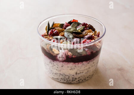 Chia saine au Lait Yaourt avec les graines de citrouille et Granola / Acai Bowl de tasse en plastique Banque D'Images