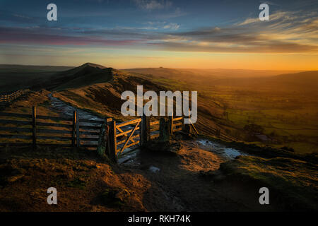 Mam Tor le lever du soleil dans le Peak District, Derbyshire, Royaume-Uni Banque D'Images