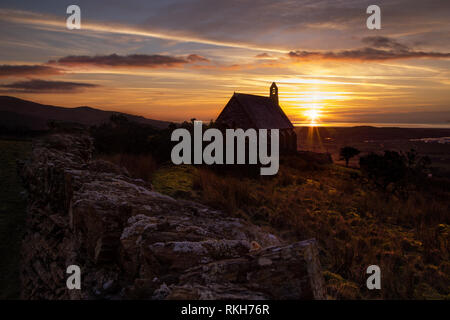 Église St Tecwyn au coucher du soleil à Llandecwyn, Pays de Galles, Royaume-Uni Banque D'Images