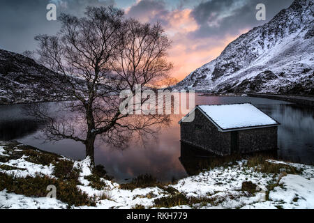 Les bateaux sur Llyn Ogwen Ogwen Valley dans le dans le parc national de Snowdonia, Pays de Galles, Royaume-Uni Banque D'Images