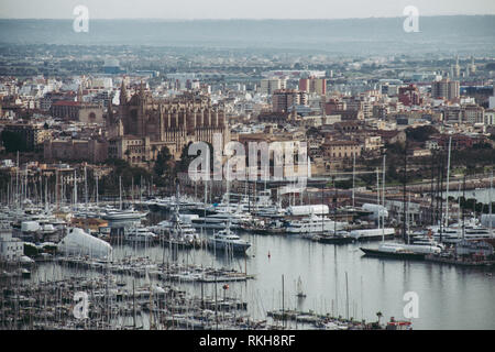 La ville Palma de Mallorca port et cathédrale de Majorque avec un de birds eye view. Vue panoramique du sommet, matin d'hiver Banque D'Images